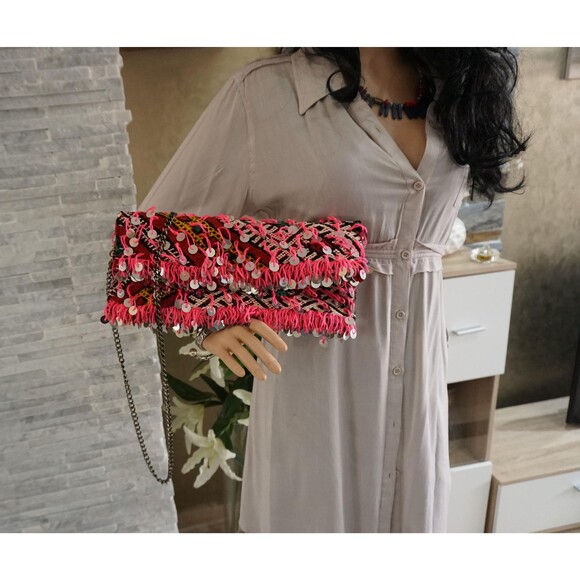 Vintage Moroccan Kilim Clutch: Handmade Berber Crossbody Bag - Picture 4 of 10